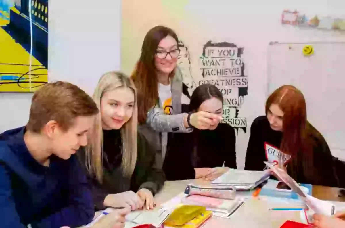 занятие английским языком с учениками старших классов в «Оксфорд Хаус»