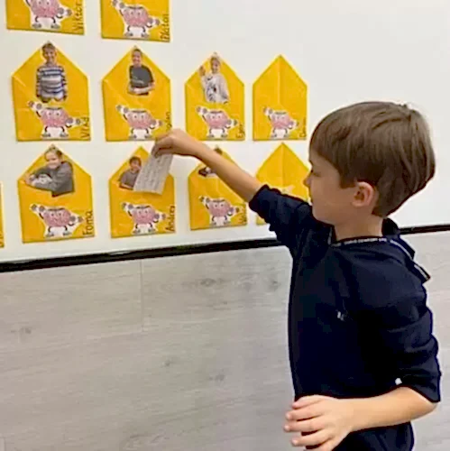 ребенок кладет выученное слово в конверт