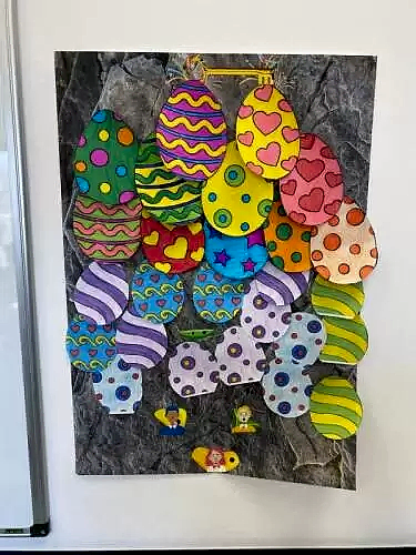 Утром в Пасхальную субботу, 24 апреля, в школе Oxford House на Сельме собралось целых 40 дошколят. Что же заставило наших самых маленьких учеников прийти в школу английского с утра пораньше? Конечно, наш праздничный Egg Hunt - обучающий квест в стиле культовой телепередачи «Форт Боярд». Преподаватели школы разделили бесстрашных малышей на команды и приготовили увлекательные задания: гонки бумажных кораблей, сборка с завязанными пасхального кролика из картонных частей, «яичная» викторина с ответами на каверзные вопросы на английском, а также составление пасхального пазла. За каждое пройденное испытание ребята получали пасхальное яйцо, внутри которого находилась загадка, которая вела их следующему заданию. После успешного прохождения всех квестов участники получили щедрую награду от преподавателей Оxford House - никто не ушел без праздничного настроения!