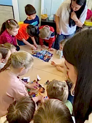 квест на английском - Утром в Пасхальную субботу, 24 апреля, в школе Oxford House на Сельме собралось целых 40 дошколят. Что же заставило наших самых маленьких учеников прийти в школу английского с утра пораньше? Конечно, наш праздничный Egg Hunt - обучающий квест в стиле культовой телепередачи «Форт Боярд». Преподаватели школы разделили бесстрашных малышей на команды и приготовили увлекательные задания: гонки бумажных кораблей, сборка с завязанными пасхального кролика из картонных частей, «яичная» викторина с ответами на каверзные вопросы на английском, а также составление пасхального пазла. За каждое пройденное испытание ребята получали пасхальное яйцо, внутри которого находилась загадка, которая вела их следующему заданию. После успешного прохождения всех квестов участники получили щедрую награду от преподавателей Оxford House - никто не ушел без праздничного настроения!