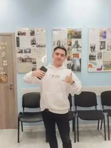 Денис Ларионов