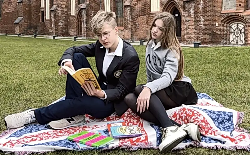 дети учат английский на природе