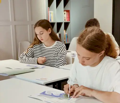 ученики на уроке английского