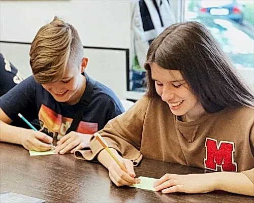 ученики 7 класса на занятии английским языком