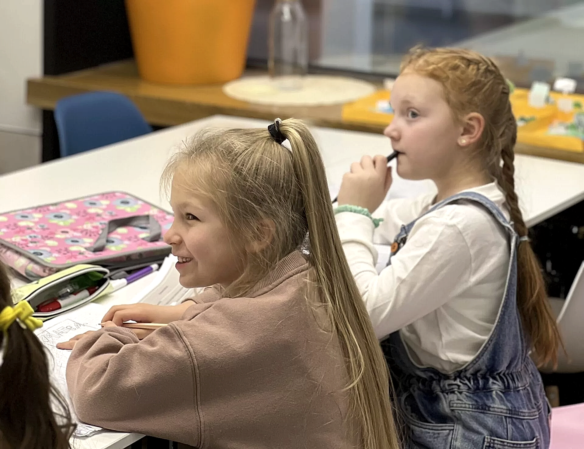 дети на занятии английским